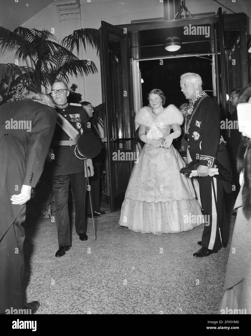 Großherzoglichen Besuch aus Luxemburg. Stadttheater, 5. Juni 1956, Theaterführungen, Staatsbesuche, Niederlande, Presseagentur des 20. Jahrhunderts, Foto, Nachrichten zum erinnern, Dokumentarfilm, historische Fotografie 1945-1990, visuelle Geschichten, Menschliche Geschichte des zwanzigsten Jahrhunderts, Momente in der Zeit festzuhalten Stockfoto