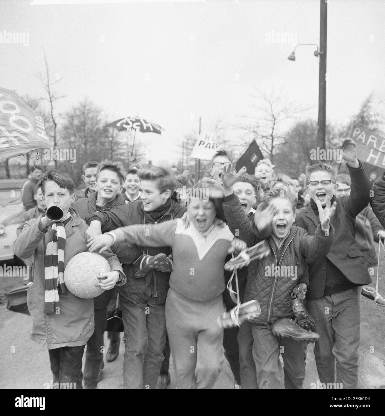 Großes jährliches Schulfußballturnier gestartet, 25. März 1964, Sport, Fußballturniere, Niederlande, Presseagentur des 20. Jahrhunderts, Foto, Nachrichten zum erinnern, Dokumentarfilm, historische Fotografie 1945-1990, visuelle Geschichten, Menschliche Geschichte des zwanzigsten Jahrhunderts, Momente in der Zeit festzuhalten Stockfoto