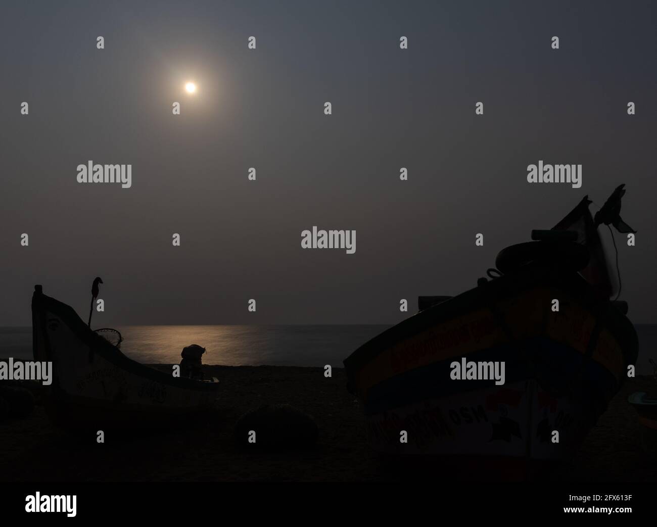 Mondlicht an der Küste mit Schatten des Fischerbootes Stockfoto