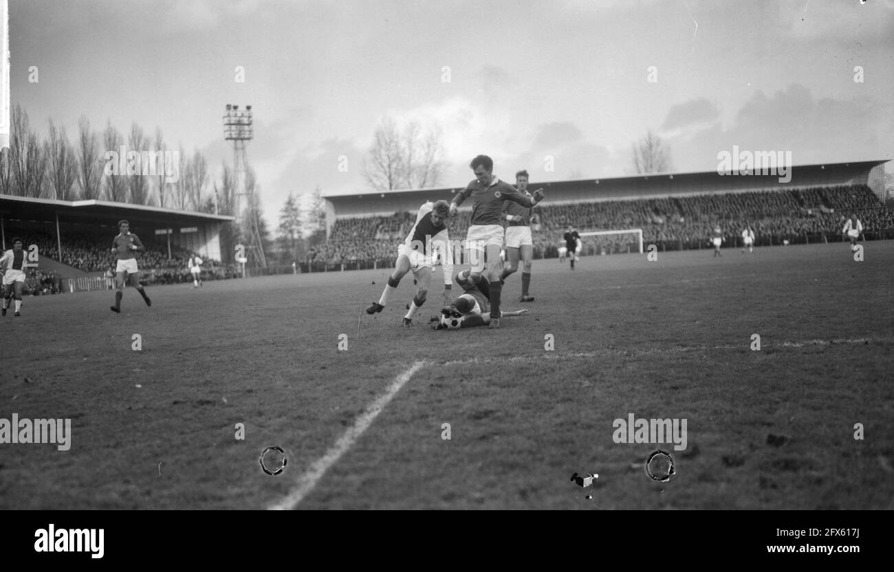 GVAV gegen Ajax 3-1, Klaas Nuninga im Duell mit Pivot Renders (auf dem Boden) und Koeman von GVAV, 15. November 1964, Sport, Fußball, Niederlande, Presseagentur des 20. Jahrhunderts, Foto, Nachrichten zum erinnern, Dokumentarfilm, historische Fotografie 1945-1990, visuelle Geschichten, Menschliche Geschichte des zwanzigsten Jahrhunderts, Momente in der Zeit festzuhalten Stockfoto