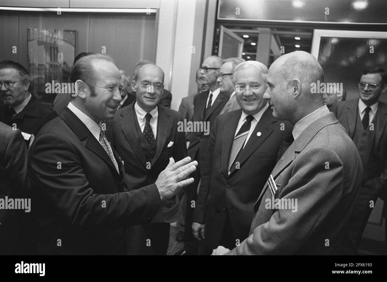 Prinz Bernhard eröffnet 25. Int. Weltraumkongress auf dem RAI in Amsterdam; Alexis Leonov (l) und Thomas Stafford (r im Gespräch miteinander, 30. September 1974, Kongresse, Eröffnungen, Prinzen, Raum, Niederlande, Presseagentur des 20. Jahrhunderts, Foto, Nachrichten zu erinnern, Dokumentarfilm, historische Fotografie 1945-1990, visuelle Geschichten, Menschliche Geschichte des zwanzigsten Jahrhunderts, Momente in der Zeit festzuhalten Stockfoto