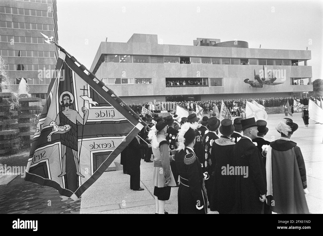 H. M. Kon. Juliana eröffnet Rathaus in Eindhoven: nein 5,6 Ankunft Ihrer Majestät im Rathaus, Nr. 7,8 ext. Rathaus, 18. September 1969, Ankünfte, Königinnen, Eröffnungen, Rathaus, Niederlande, Presseagentur des 20. Jahrhunderts, News to remember, Dokumentarfilm, historische Fotografie 1945-1990, visuelle Geschichten, Menschliche Geschichte des zwanzigsten Jahrhunderts, Momente in der Zeit festzuhalten Stockfoto