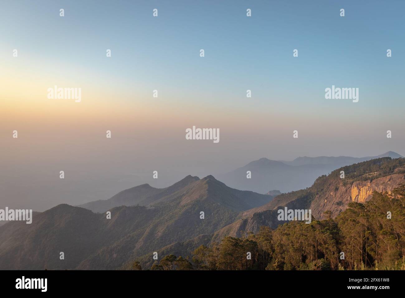 Hügel mit blauem Himmel Hintergrund Bild aufgenommen am Kodaikanal tamilnadu Indien von der Spitze des Hügels. Bild zeigt die schöne Natur. Stockfoto