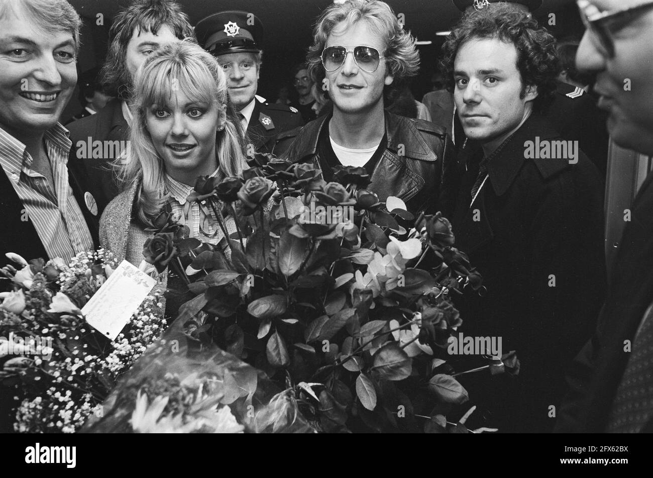 Ankunft der Sängerin Olivia Newton John am Flughafen Schiphol; Olivia Newton John mit Blumen, 24. November 1978, BLUMEN, Ankünfte, Sänger, Niederlande, Foto der Presseagentur des 20. Jahrhunderts, zu erinnerende Nachrichten, Dokumentarfilm, historische Fotografie 1945-1990, visuelle Geschichten, Menschliche Geschichte des zwanzigsten Jahrhunderts, Momente in der Zeit festzuhalten Stockfoto