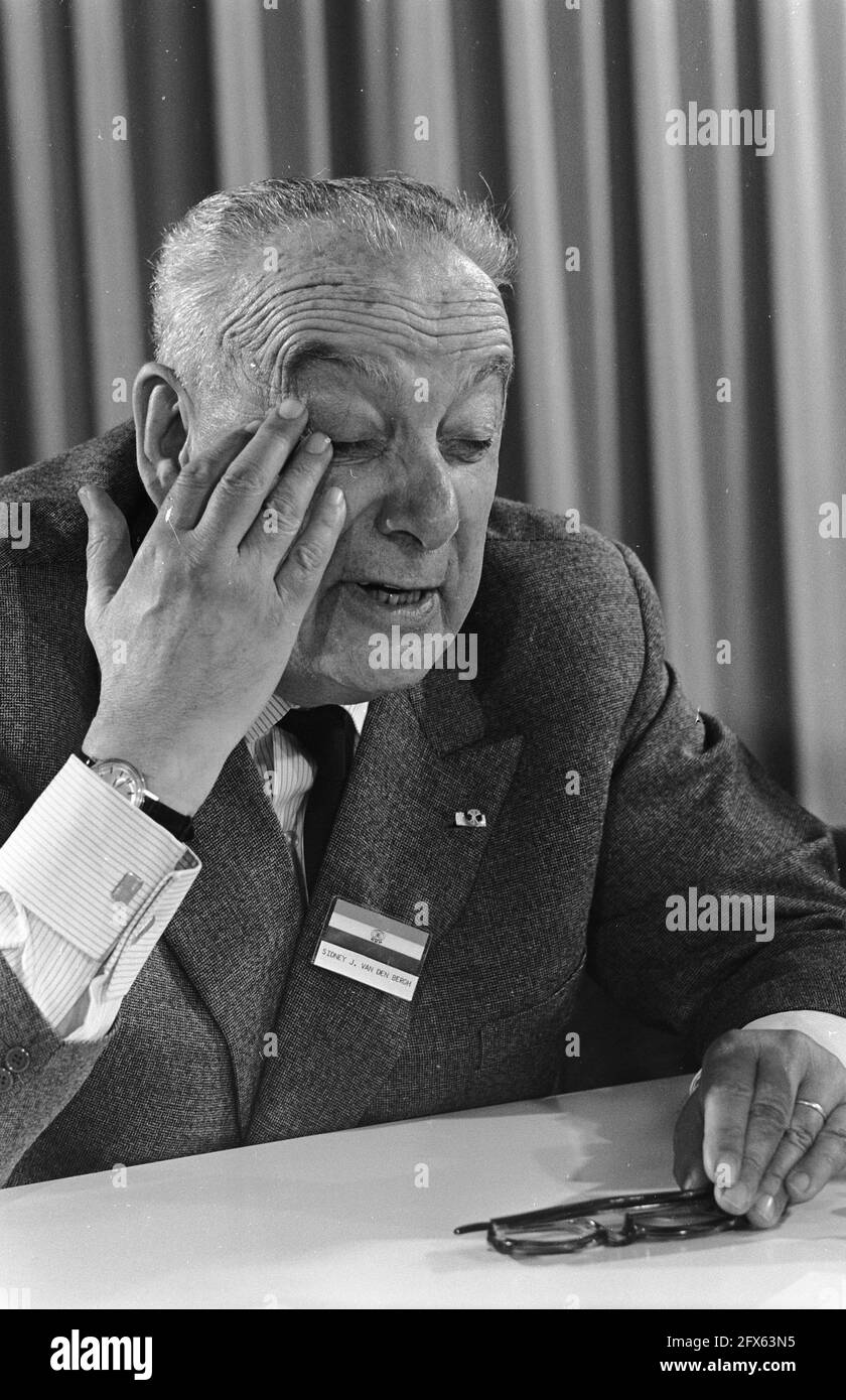 Handelsdelegation aus Südafrika zurück Herr S. V/d Bergh heute früh am Morgen auf dem Flughafen Schiphol, 13. November 1968, Niederlande, Foto der Presseagentur des 20. Jahrhunderts, zu erinnerende Nachrichten, Dokumentation, historische Fotografie 1945-1990, visuelle Geschichten, Menschliche Geschichte des zwanzigsten Jahrhunderts, Momente in der Zeit festzuhalten Stockfoto