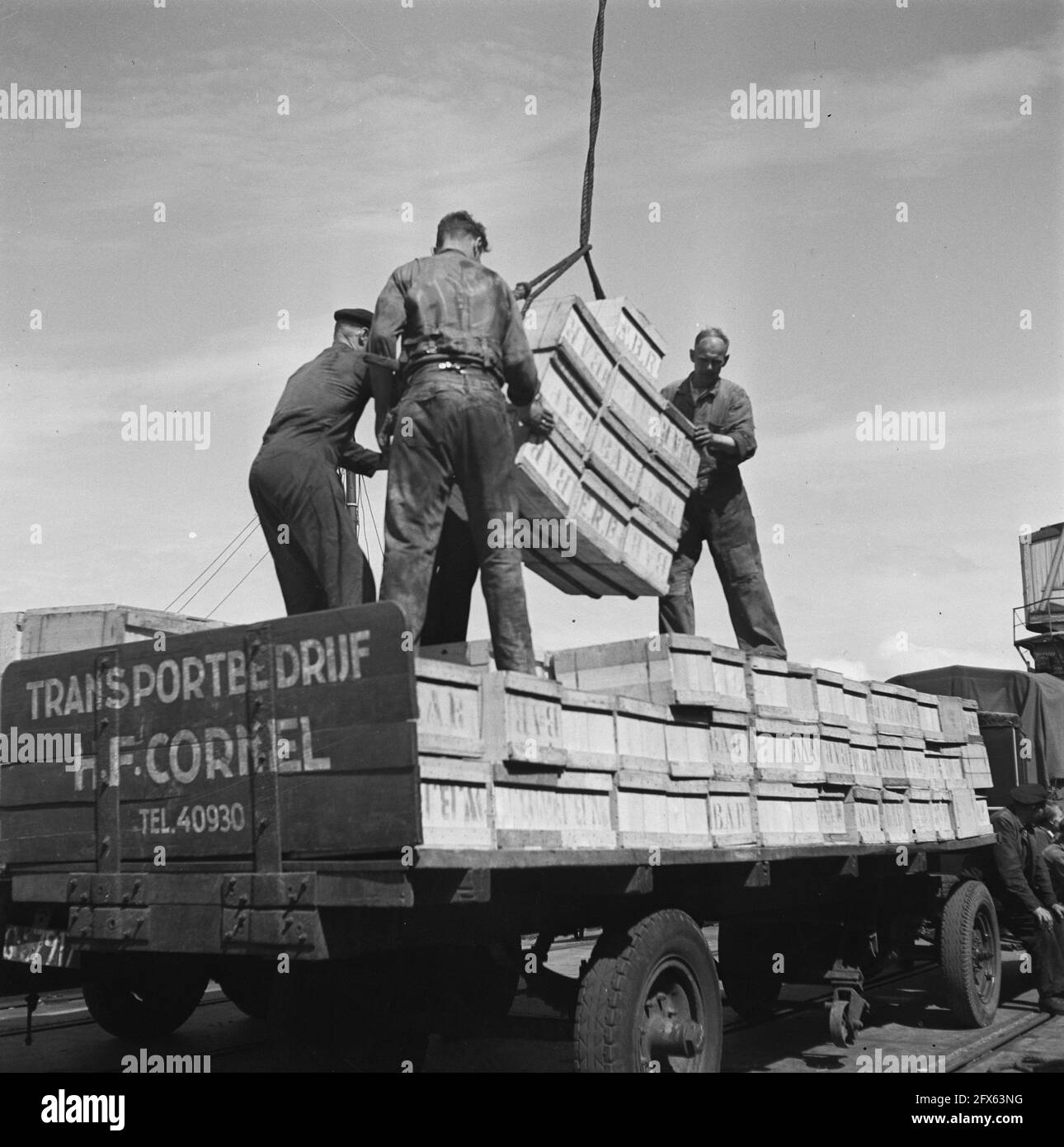 Handelskade. LKW werden beladen, um die Geschäfte zu versorgen, 1945. Juni, Häfen, Fracht, Schiffe, Lebensmittelversorgung, LKW, Niederlande, Foto der Presseagentur des 20. Jahrhunderts, zu erinnerende Nachrichten, Dokumentation, historische Fotografie 1945-1990, visuelle Geschichten, Menschliche Geschichte des zwanzigsten Jahrhunderts, Momente in der Zeit festzuhalten Stockfoto