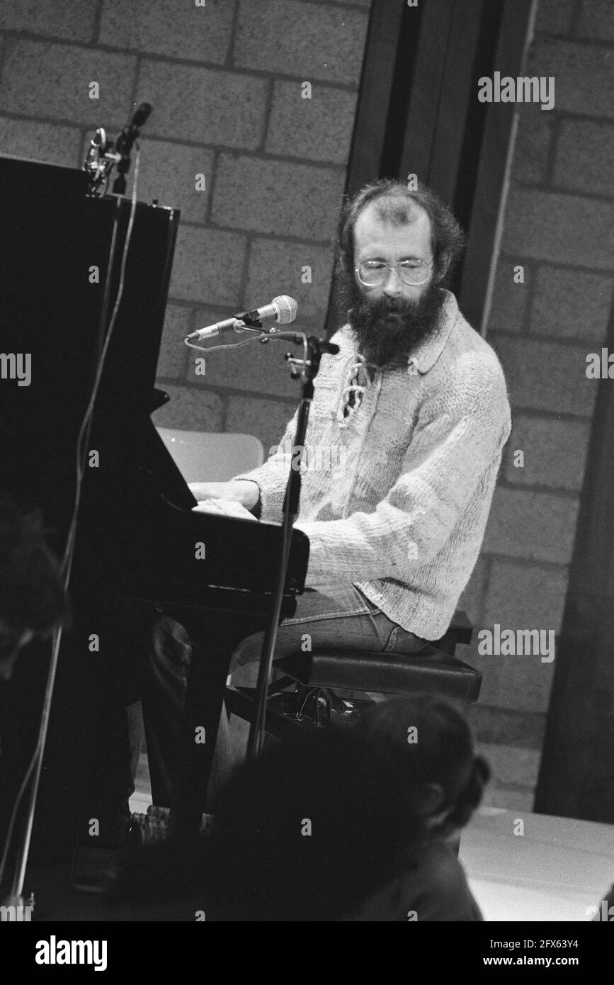 Hans Dorrestijn während einer Aufführung, 12. März 1983, Kabarettisten, Kinder, Poetry, Niederlande, Foto der Presseagentur des 20. Jahrhunderts, zu erinnerende Nachrichten, Dokumentarfilm, historische Fotografie 1945-1990, visuelle Geschichten, Menschliche Geschichte des zwanzigsten Jahrhunderts, Momente in der Zeit festzuhalten Stockfoto