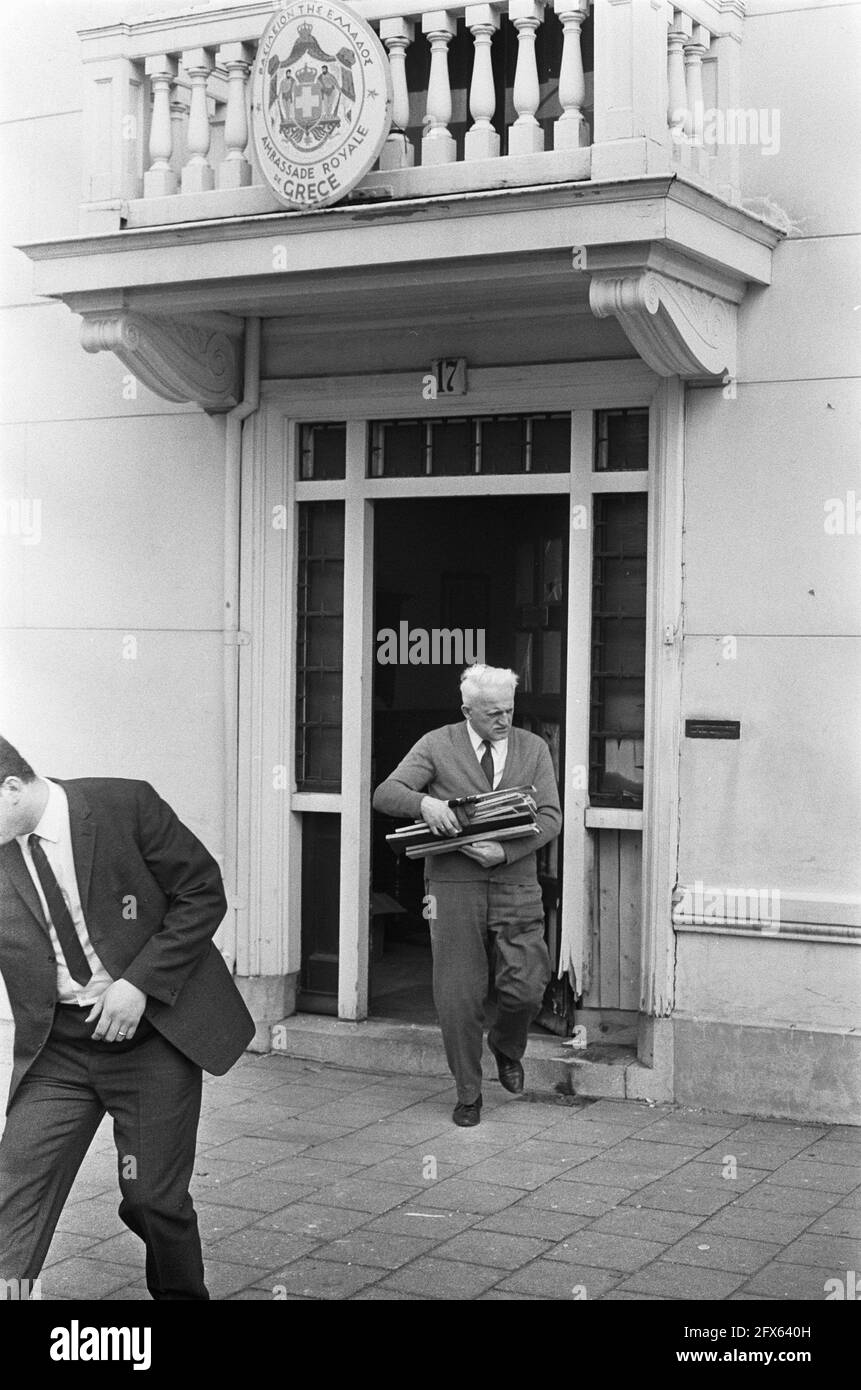 Bombenangriffe auf Botschaften in Den Haag . Portugiesische Legationssteine vom Bürgersteig, Fenster gebrochen, Glas auf Gartenweg, 2. März 1968, AMBASSADES, BOMAANSLAUGHS, Niederlande, 20. Jahrhundert Presseagentur Foto, Nachrichten zu erinnern, Dokumentarfilm, historische Fotografie 1945-1990, visuelle Geschichten, Menschliche Geschichte des zwanzigsten Jahrhunderts, Momente in der Zeit festzuhalten Stockfoto