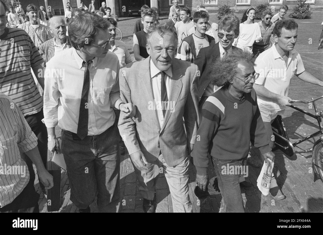 Hans Van Mierlo von Neuankömmlingen umgeben, 21. September 1989, Kabinettsbesprechungen, Politik, Niederlande, Presseagentur des 20. Jahrhunderts, Foto, Nachrichten zum erinnern, Dokumentarfilm, historische Fotografie 1945-1990, visuelle Geschichten, Menschliche Geschichte des zwanzigsten Jahrhunderts, Momente in der Zeit festzuhalten Stockfoto