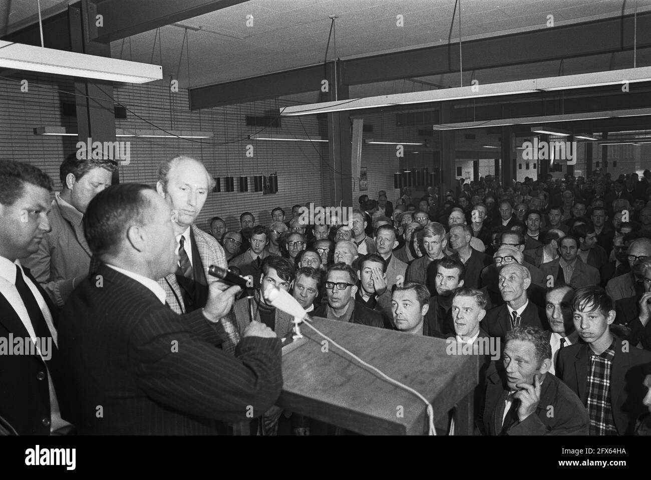 Streikende Arbeiter in Werkspoor, Utrecht; P. Jaspers, linker betriebsrat, spricht nach einem Besuch in Den Haag, 29. Mai 1970, Betriebsräte, Streiks, Niederlande, 20. Jahrhundert Presseagentur Foto, Nachrichten zu erinnern, Dokumentarfilm, historische Fotografie 1945-1990, visuelle Geschichten, Menschliche Geschichte des zwanzigsten Jahrhunderts, Momente in der Zeit festzuhalten Stockfoto