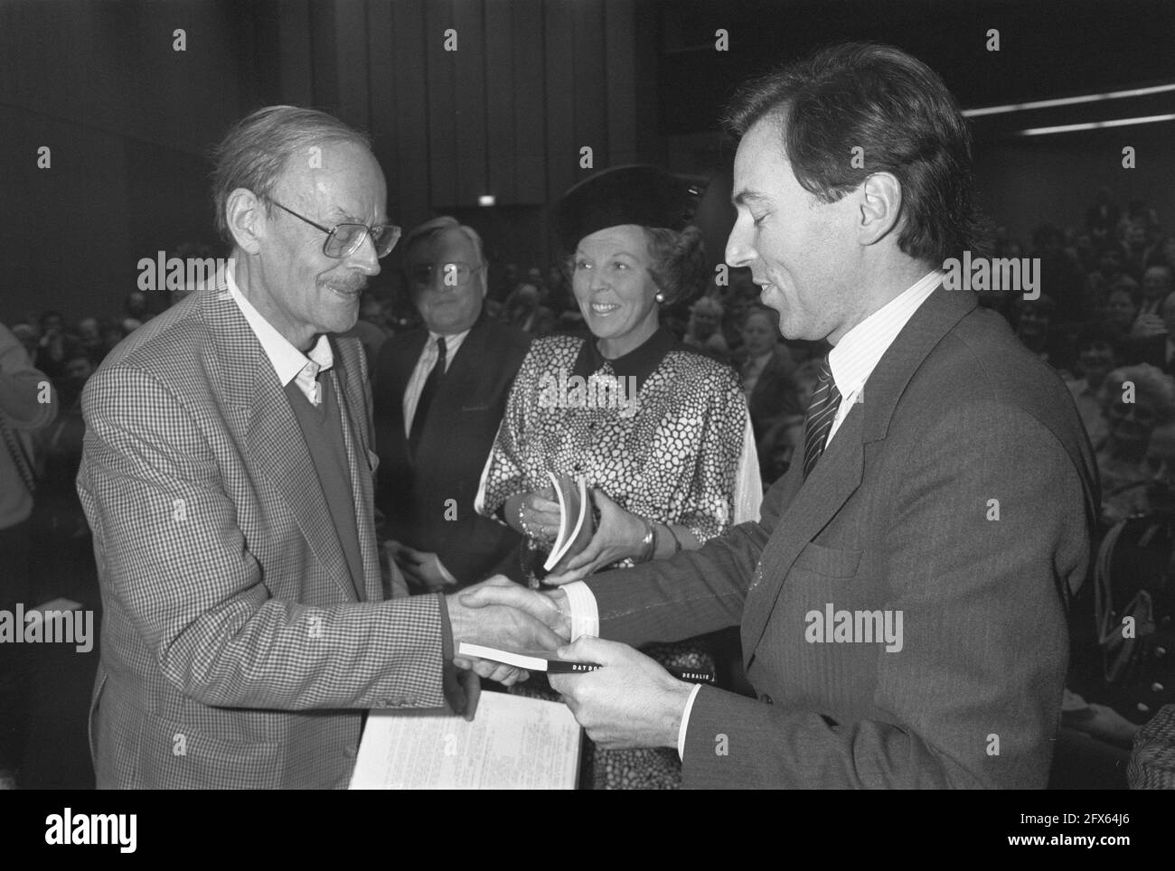 Ihre Majestät die Königin beim internationalen Freiwilligentag in RAI, Amsterdam; Königin Beatrix und Elco Brinkman erhalten ein Büchlein von Professor Kwant, 7. Dezember 1987, Königinnen, Freiwillige, Niederlande, Presseagentur des 20. Jahrhunderts, Foto, Nachrichten zum erinnern, Dokumentarfilm, historische Fotografie 1945-1990, visuelle Geschichten, Menschliche Geschichte des zwanzigsten Jahrhunderts, Momente in der Zeit festzuhalten Stockfoto