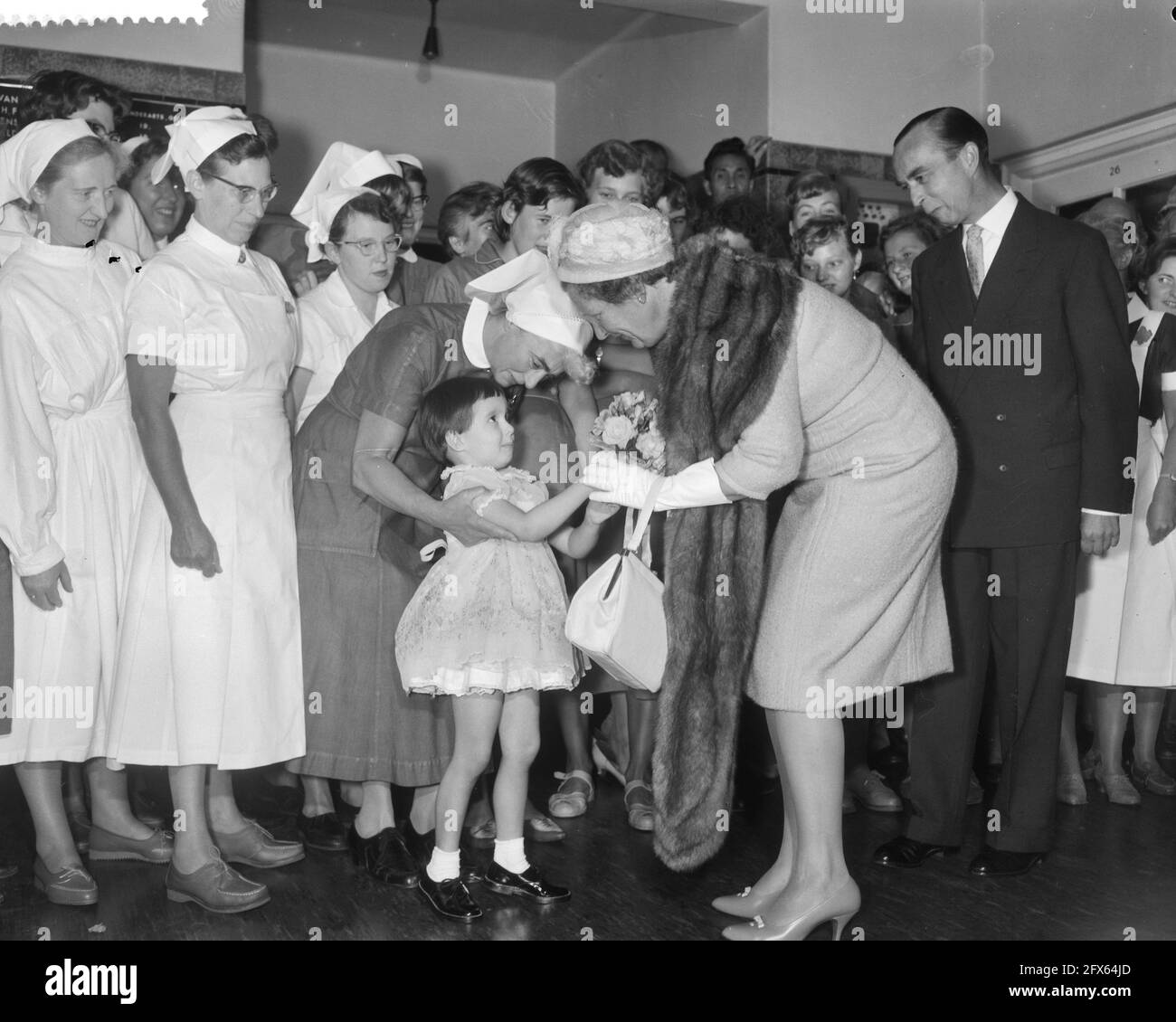 Ihre Majestät die Königin besucht das Juliana Kinderkrankenhaus in Den Haag, 21. September 1960, Queens, Niederlande, 20. Jahrhundert Presseagentur Foto, Nachrichten zu erinnern, Dokumentarfilm, historische Fotografie 1945-1990, visuelle Geschichten, Menschliche Geschichte des zwanzigsten Jahrhunderts, Momente in der Zeit festzuhalten Stockfoto