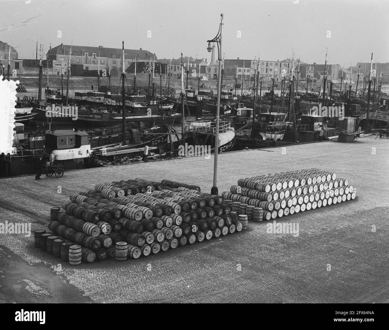 Heringfässer im Hafen von Scheveningen, 12. Februar 1952, HAVEN, Niederlande, 20. Jahrhundert Presseagentur Foto, Nachrichten zu erinnern, Dokumentarfilm, historische Fotografie 1945-1990, visuelle Geschichten, Menschliche Geschichte des zwanzigsten Jahrhunderts, Momente in der Zeit festzuhalten Stockfoto