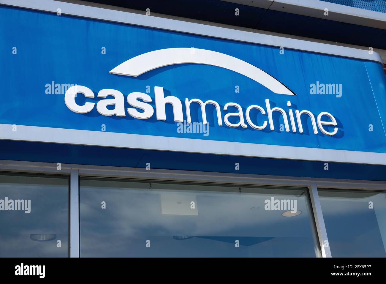 Ein Kassenautomat vor einer lokalen Kreditgenossenschaft. Pitt Meadows, B. C., Kanada. Stockfoto