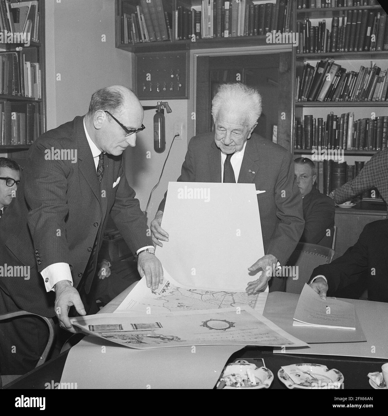 Herr Nooteboom (ehemaliger Direktor des Schifffahrtsmuseums in Rotterdam) übergibt dem 92-jährigen Herrn Van Nouhuys die erste Ausgabe des Mercator-Atlas, 8. März 1962, Atlanten, Museen, Niederlande, 20. Jahrhundert Presseagentur Foto, Nachrichten zu erinnern, Dokumentarfilm, historische Fotografie 1945-1990, visuelle Geschichten, Menschliche Geschichte des zwanzigsten Jahrhunderts, Momente in der Zeit festzuhalten Stockfoto