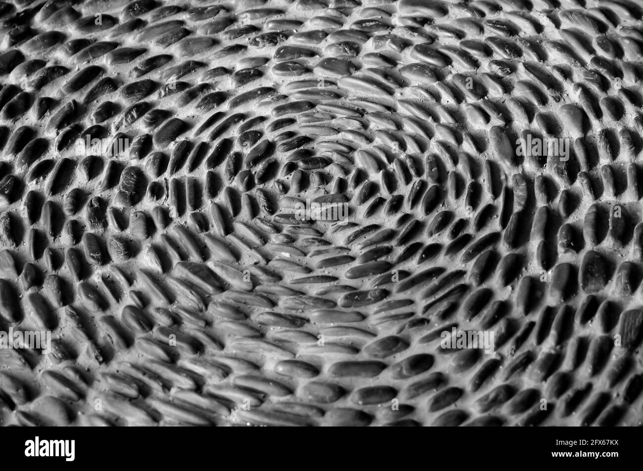 Kieselsteine in einem radialen Muster zementiert Stockfoto