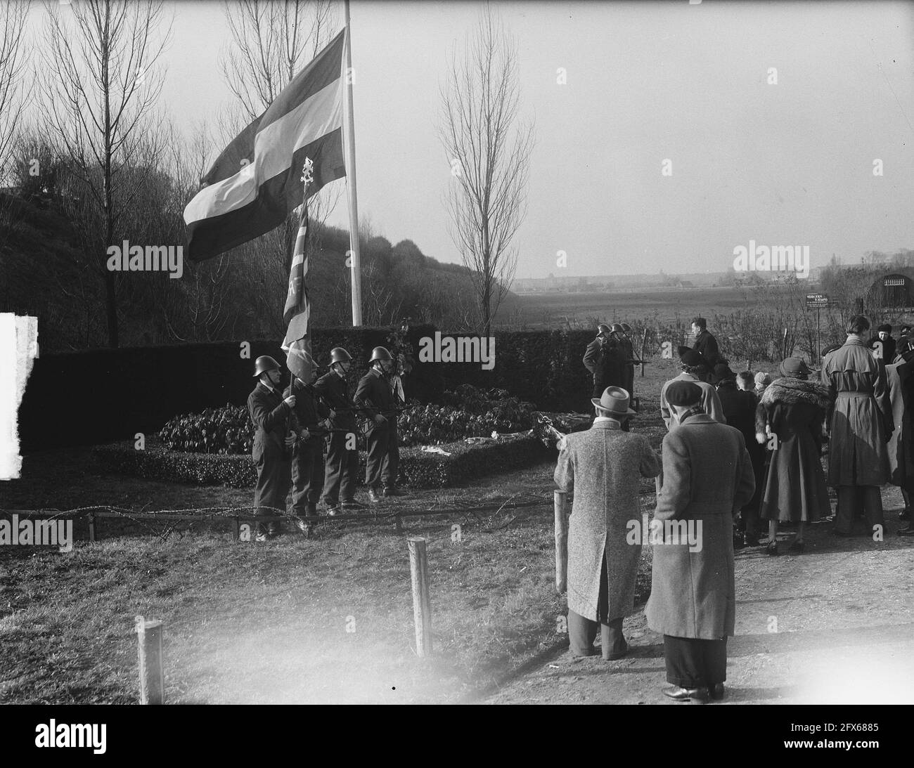 Gedenkfeier in Rozenoord Amsteldijk, 3. März 1951, gedenkfeiern, Niederlande, Foto der Presseagentur des 20. Jahrhunderts, Nachrichten zur Erinnerung, Dokumentarfilm, historische Fotografie 1945-1990, visuelle Geschichten, Menschliche Geschichte des zwanzigsten Jahrhunderts, Momente in der Zeit festzuhalten Stockfoto