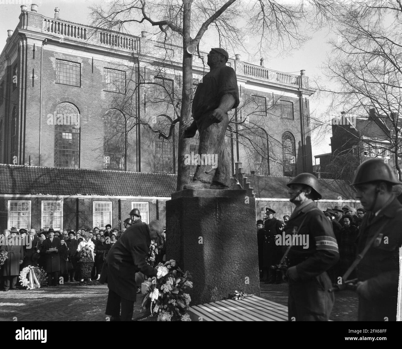 Gedenken an den Februarstreik 1941. Bürgermeister legt Kranz, 25. Februar 1963, Bürgermeister, gedenkfeiern, Niederlande, Presseagentur des 20. Jahrhunderts, Foto, Nachrichten zum erinnern, Dokumentarfilm, historische Fotografie 1945-1990, visuelle Geschichten, Menschliche Geschichte des zwanzigsten Jahrhunderts, Momente in der Zeit festzuhalten Stockfoto