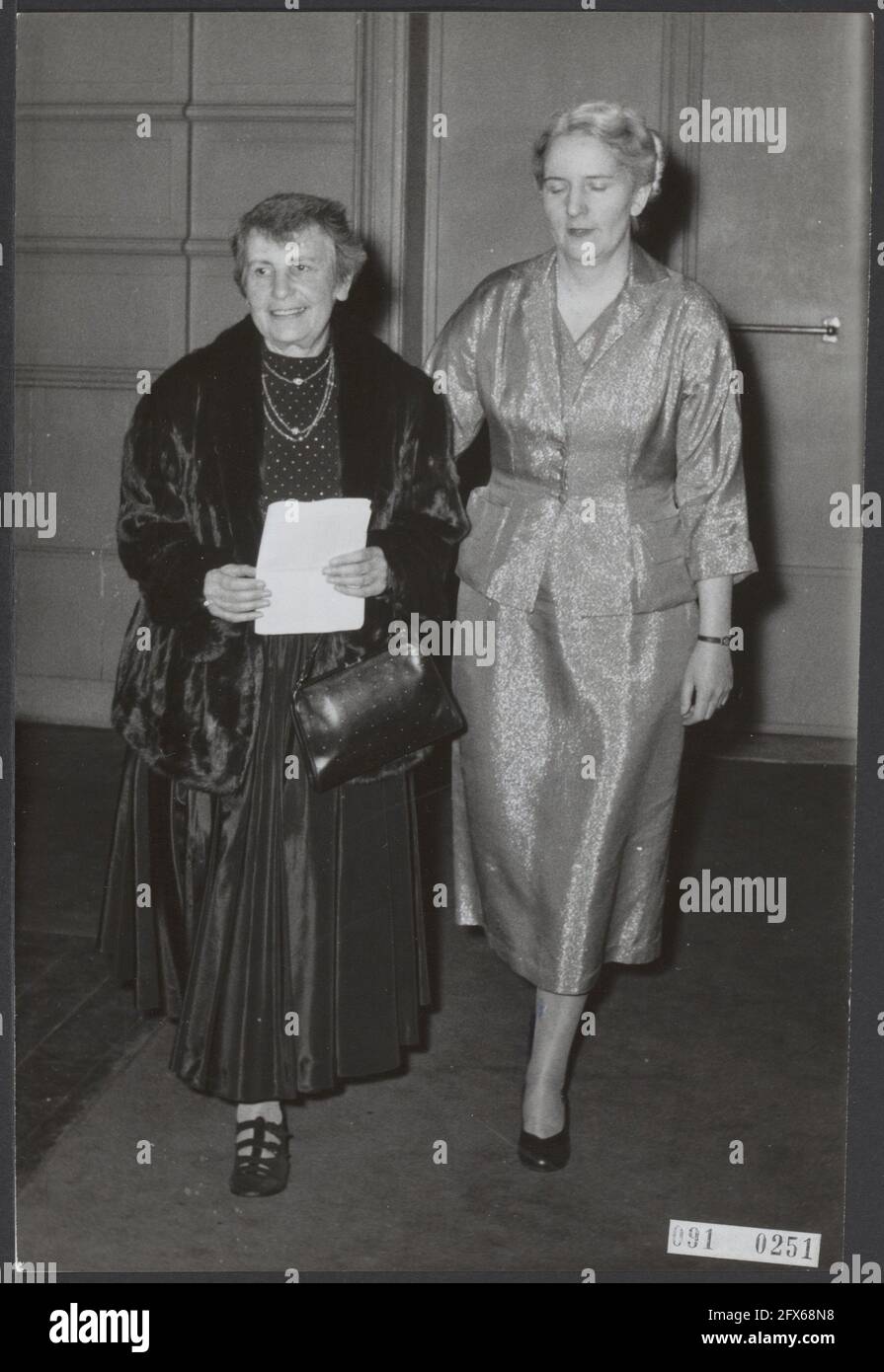 Gedenken an den Geburtstag von Prof. Sigmund Freud. Tochter Anna Freud (l.) mit Dr. Maria C. MacKenzie-van der Noorda, 13. April 1956, Versammlungen, gedenkfeiern, Professoren, Psychologie, Niederlande, Presseagentur des 20. Jahrhunderts, Foto, Nachrichten zum erinnern, Dokumentarfilm, historische Fotografie 1945-1990, visuelle Geschichten, Menschliche Geschichte des zwanzigsten Jahrhunderts, Momente in der Zeit festzuhalten Stockfoto