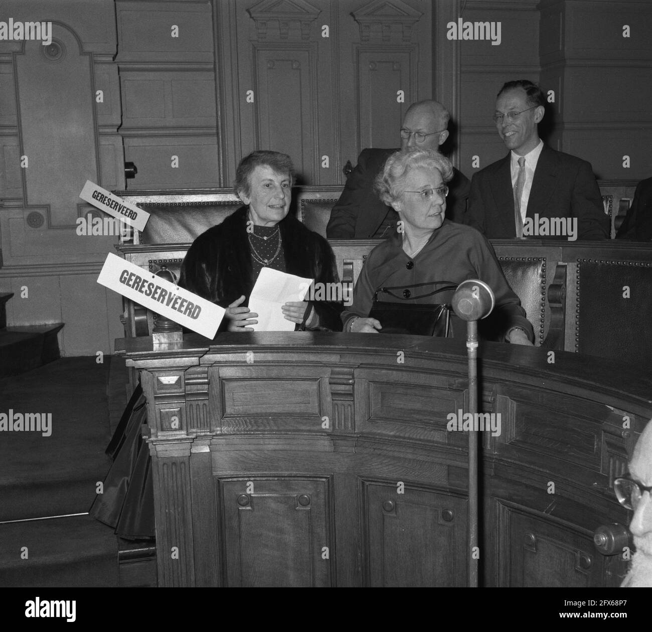 Gedenkfeier zum Geburtstag Prof. Sigmund Freud. Tochter Anna Freud (l.) mit Dr. Maria C. MacKenzie-van der Noorda, 13. April 1956, gedenkfeiern, Niederlande, 20. Jahrhundert Presseagentur Foto, Nachrichten zu erinnern, Dokumentarfilm, historische Fotografie 1945-1990, visuelle Geschichten, Menschliche Geschichte des zwanzigsten Jahrhunderts, Momente in der Zeit festzuhalten Stockfoto