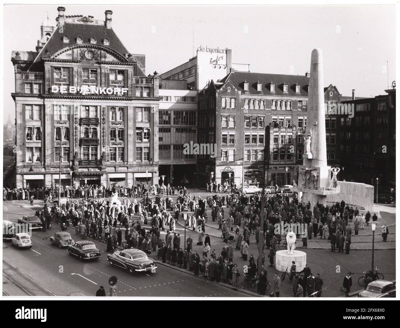 Gedenken an den ungarischen Freiheitskampf, 3 Minuten Stille auf dem Dam-Platz, Image file OSIM00007005135, Niederlande, Presseagentur des 20. Jahrhunderts Foto, Nachrichten zu erinnern, Dokumentarfilm, historische Fotografie 1945-1990, visuelle Geschichten, Menschliche Geschichte des zwanzigsten Jahrhunderts, Momente in der Zeit festzuhalten Stockfoto