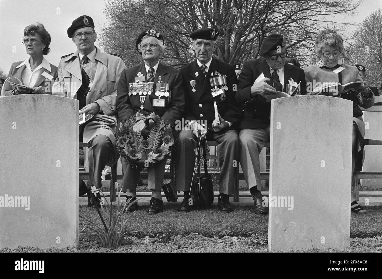 Gedenkgottesdienst auf dem Kanadischen Kriegsfriedhof in Groesbeek zu Ehren von Prinzessin Margriet; während des Gottesdienstes saßen kanadische Veteranen auf Stühlen zwischen den Gräbern, 7. Mai 1985, Kriegsfriedhöfe, Gedenkgottesdienste, Veteranen, Niederlande, Foto der Presseagentur des 20. Jahrhunderts, zu erinnerende Nachrichten, Dokumentarfilm, historische Fotografie 1945-1990, visuelle Geschichten, Menschliche Geschichte des zwanzigsten Jahrhunderts, Momente in der Zeit festzuhalten Stockfoto