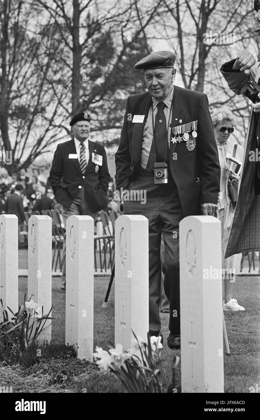 Gedenkgottesdienst auf dem Kanadischen Kriegsfriedhof in Groesbeek zu Ehren von Prinzessin Margriet, Veteranen, die die Gräber fotografierten, 7. Mai 1985, Veteranen, Niederlande, Foto der Presseagentur des 20. Jahrhunderts, Neuigkeiten zur Erinnerung, Dokumentarfilm, historische Fotografie 1945-1990, visuelle Geschichten, Menschliche Geschichte des zwanzigsten Jahrhunderts, Momente in der Zeit festzuhalten Stockfoto