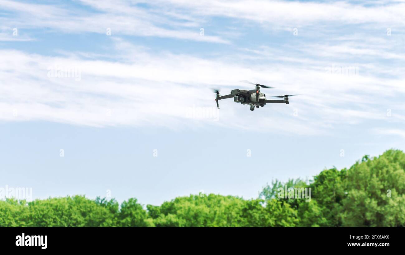 Drohne mit hochauflösender Fotokamera, die über den Sommerwald fliegt Stockfoto