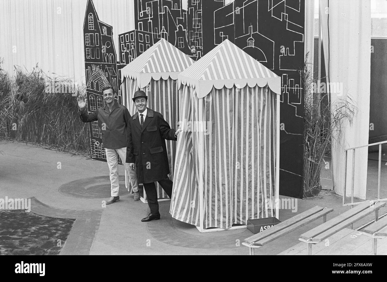 Menswear Fair im RAI-Gebäude. Models präsentieren neue Mode, 25. September 1961, MODE, MODELS, Niederlande, Presseagentur des 20. Jahrhunderts, Foto, Nachrichten zum erinnern, Dokumentarfilm, historische Fotografie 1945-1990, visuelle Geschichten, Menschliche Geschichte des zwanzigsten Jahrhunderts, Momente in der Zeit festzuhalten Stockfoto