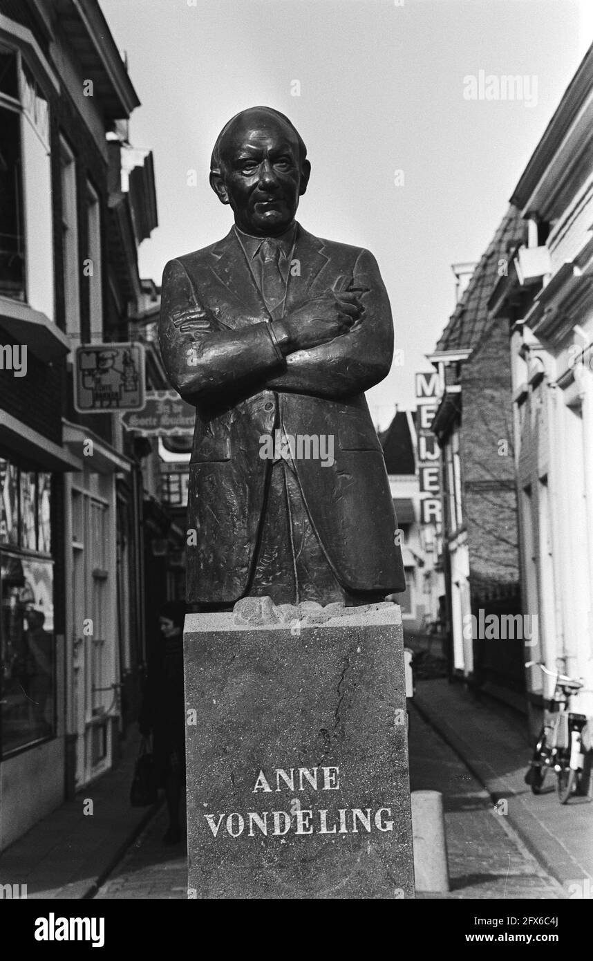 Die Statue von Anne Vondeling, 2. März 1982, Skulpturen, Enthüllungen, Niederlande, Presseagentur des 20. Jahrhunderts, Foto, Nachrichten zum erinnern, Dokumentarfilm, historische Fotografie 1945-1990, visuelle Geschichten, Menschliche Geschichte des zwanzigsten Jahrhunderts, Momente in der Zeit festzuhalten Stockfoto