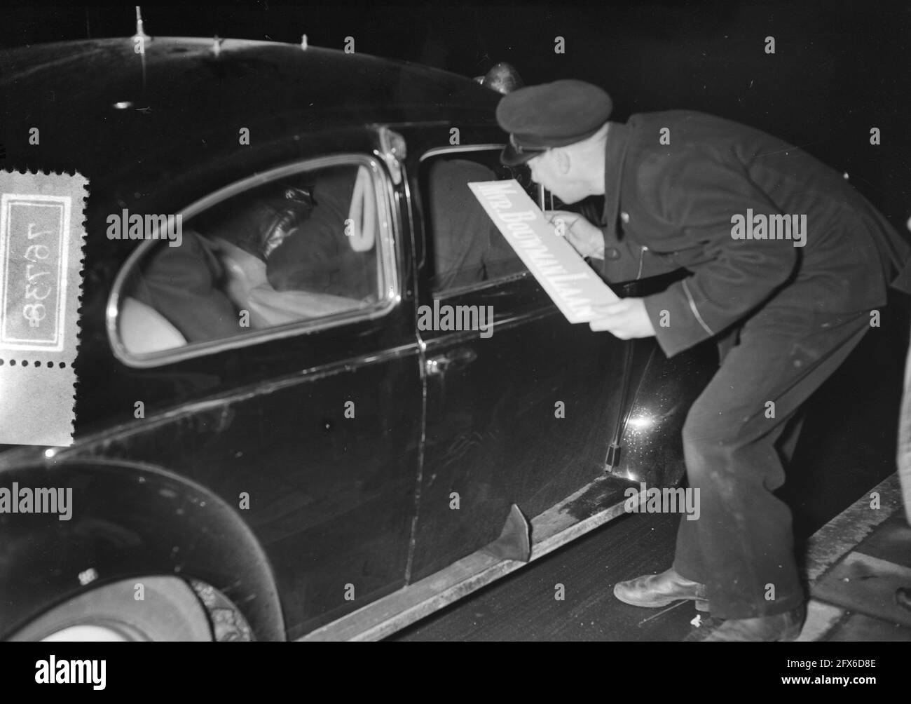 Polizei und Frau Schwarzweiß-Stockfotos und -bilder - Alamy