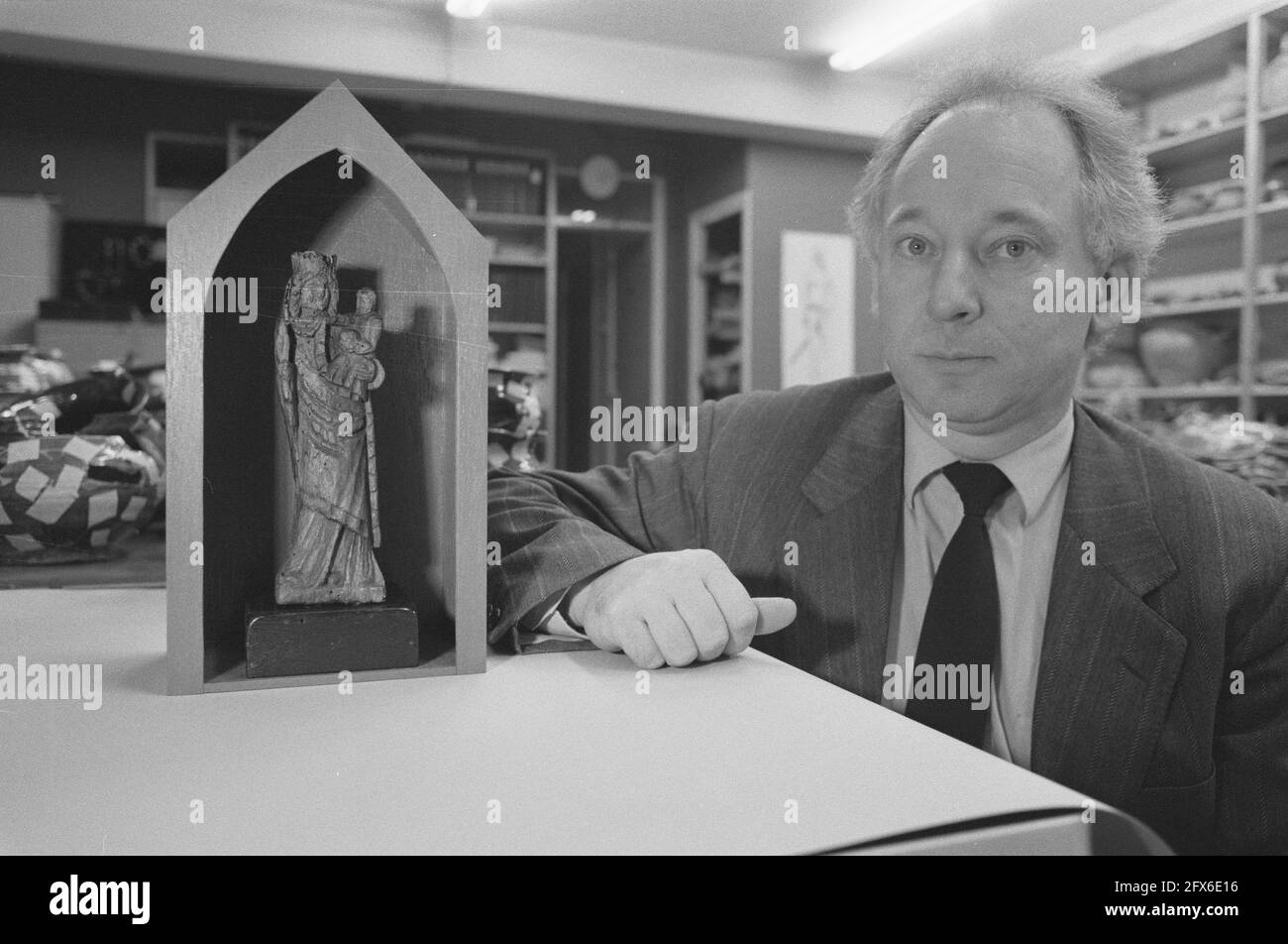 Das älteste Artefakt von Amsterdam, 4. Januar 1989, Artefakte, madonna-Statuen, Stadtarchäologen, Niederlande, Presseagentur des 20. Jahrhunderts, Foto, Nachrichten zu erinnern, Dokumentarfilm, historische Fotografie 1945-1990, visuelle Geschichten, Menschliche Geschichte des zwanzigsten Jahrhunderts, Momente in der Zeit festzuhalten Stockfoto