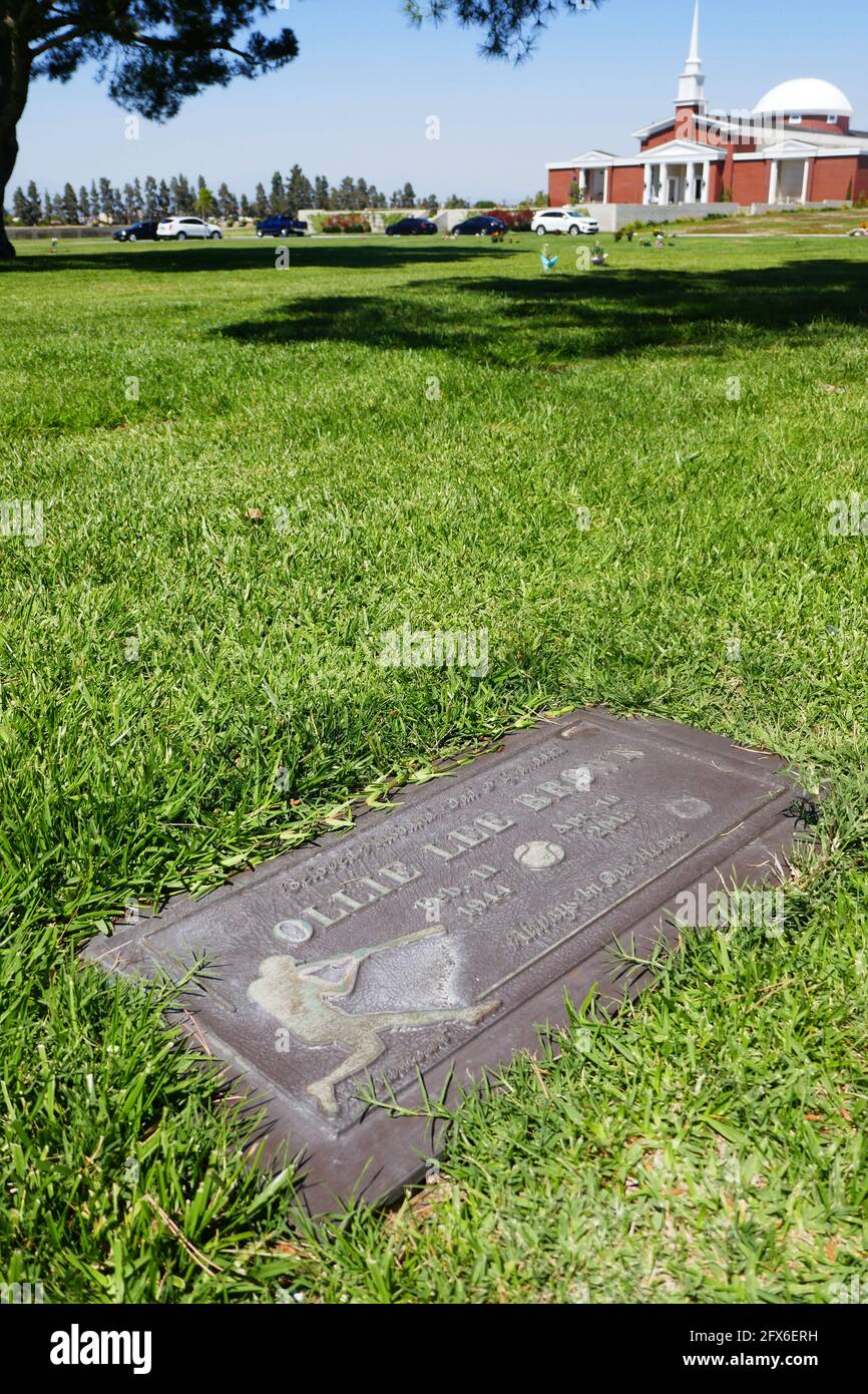 Cypress, California, USA 24. Mai 2021 EIN allgemeiner Blick auf die Atmosphäre des Grabes des Baseballspielers Ollie Lee Brown am 24. Mai 2021 im Forest Lawn Cypress Memorial Park in Cypress, Kalifornien, USA. Foto von Barry King/Alamy Stockfoto Stockfoto