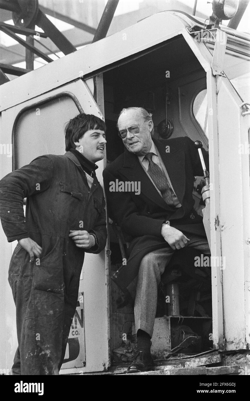 Prinz Bernhard fährt ersten Stapel in Zoetermeer zur Ausführung der zweiten Phase der Innenstadt; Bernhard während der Fahrt Stapel, im Kran, 20. Dezember 1983, Kräne, Prinzen, Niederlande, Presseagentur des 20. Jahrhunderts, Foto, Nachrichten zu erinnern, Dokumentarfilm, historische Fotografie 1945-1990, visuelle Geschichten, Menschliche Geschichte des zwanzigsten Jahrhunderts, Momente in der Zeit festzuhalten Stockfoto