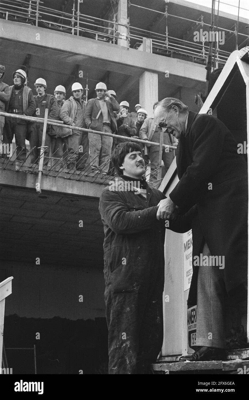 Prinz Bernhard schlägt ersten Stapel in Zoetermeer für die Umsetzungsphase 2 des Stadtzentrums; Prinz Bernhard wird aus dem Kran geholfen, 20. Dezember 1983, Kraniche, Prinzen, Niederlande, Presseagentur des 20. Jahrhunderts, Foto, Nachrichten zum erinnern, Dokumentarfilm, historische Fotografie 1945-1990, visuelle Geschichten, Menschliche Geschichte des zwanzigsten Jahrhunderts, Momente in der Zeit festzuhalten Stockfoto