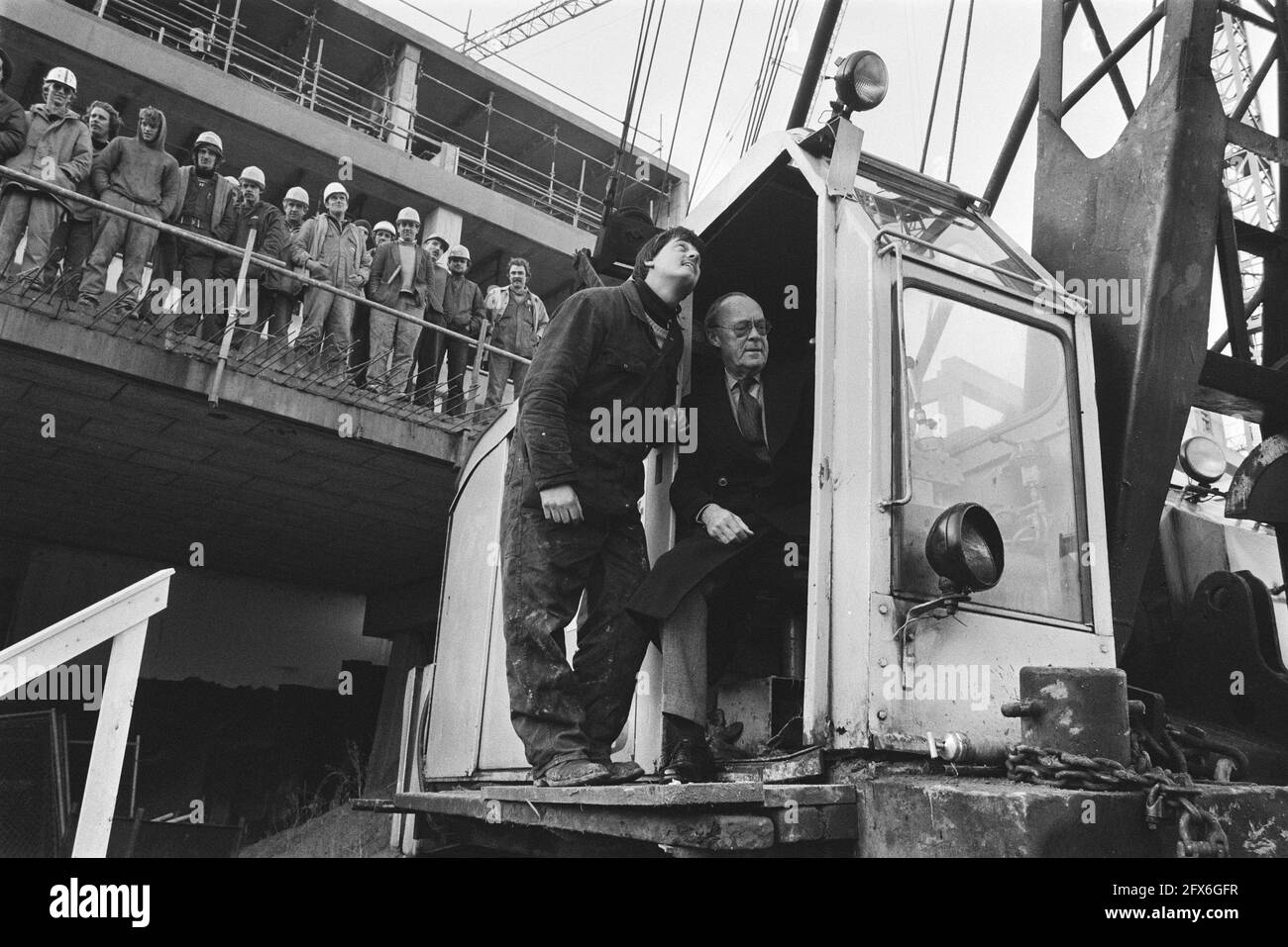 Prinz Bernhard fährt ersten Stapel in Zoetermeer für die Umsetzungsphase zwei der Innenstadt; Prinz Bernhard im Kran, 20. Dezember 1983, Kraniche, Fürsten, Niederlande, Presseagentur des 20. Jahrhunderts, Foto, Nachrichten zum erinnern, Dokumentarfilm, historische Fotografie 1945-1990, visuelle Geschichten, Menschliche Geschichte des zwanzigsten Jahrhunderts, Momente in der Zeit festzuhalten Stockfoto