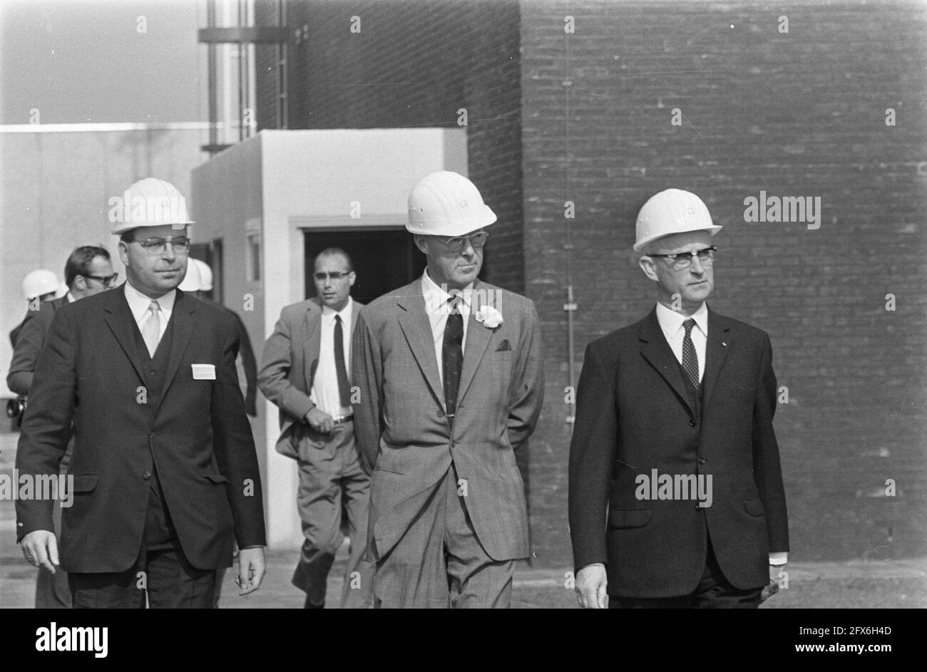 Prinz Bernhard nimmt die Kompressorhalle der Nederlandse Gasunie in Ommen in Betrieb. Prinz Bernhard mit Helm, 24. September 1969, Niederlande, Foto der Presseagentur des 20. Jahrhunderts, News to remember, Dokumentarfilm, historische Fotografie 1945-1990, visuelle Geschichten, Menschliche Geschichte des zwanzigsten Jahrhunderts, Momente in der Zeit festzuhalten Stockfoto