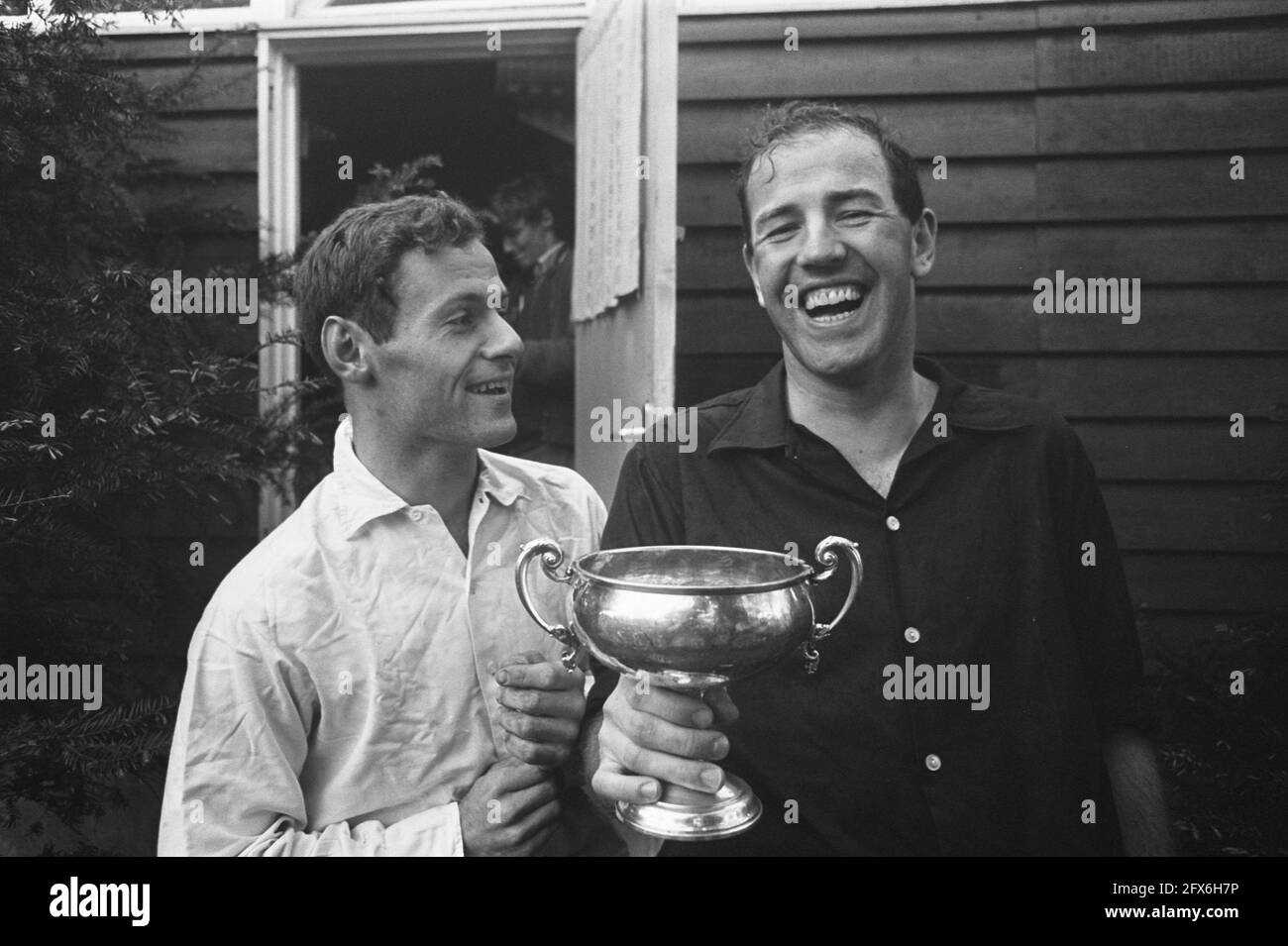 Hockey Laren gegen Venlo 2-0 no 25, J. P. Fokker mit Tasse, nein 26, 27: Lanoy Meijer und Fokker, 18. Mai 1969, Pokale, Hockey, Niederlande, Presseagentur des 20. Jahrhunderts, Foto, Nachrichten zum erinnern, Dokumentarfilm, historische Fotografie 1945-1990, visuelle Geschichten, Menschliche Geschichte des zwanzigsten Jahrhunderts, Momente in der Zeit festzuhalten Stockfoto