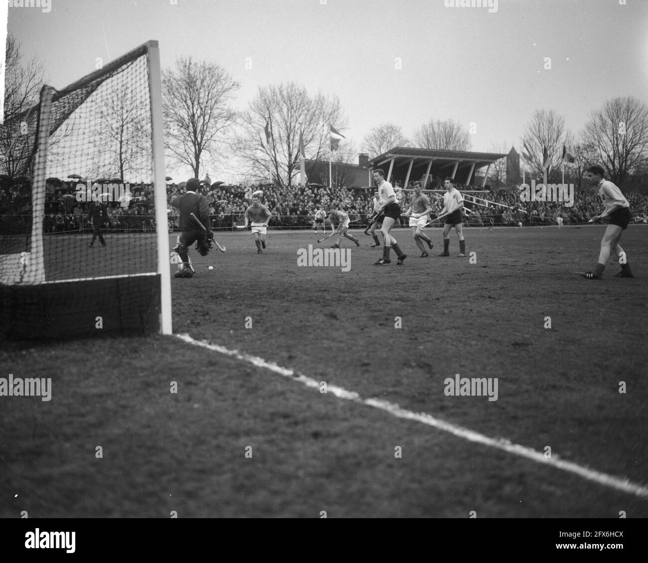 Hockey Niederlande gegen Belgien 3-1, Spielmoment, 21. März 1965, Hockey, Niederlande, Presseagentur des 20. Jahrhunderts, Foto, Nachrichten zum erinnern, Dokumentarfilm, historische Fotografie 1945-1990, visuelle Geschichten, Menschliche Geschichte des zwanzigsten Jahrhunderts, Momente in der Zeit festzuhalten Stockfoto