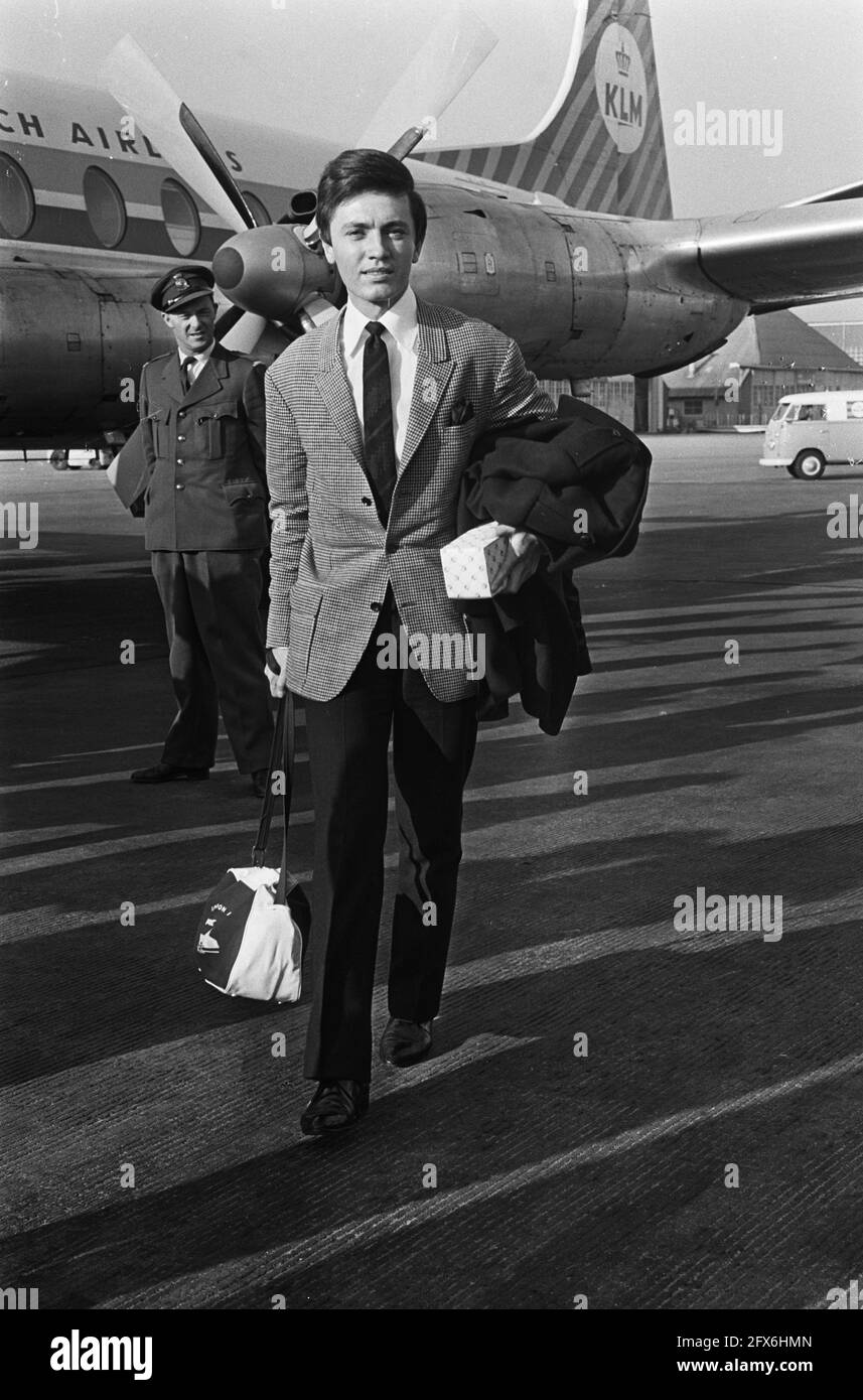 Ankunft des deutschen Sängers Rex Gildo am Flughafen Schiphol, 2. Oktober 1964, Musik, Flughäfen, Sänger, Niederlande, Foto der Presseagentur des 20. Jahrhunderts, zu erinnerende Nachrichten, Dokumentarfilm, historische Fotografie 1945-1990, visuelle Geschichten, Menschliche Geschichte des zwanzigsten Jahrhunderts, Momente in der Zeit festzuhalten Stockfoto