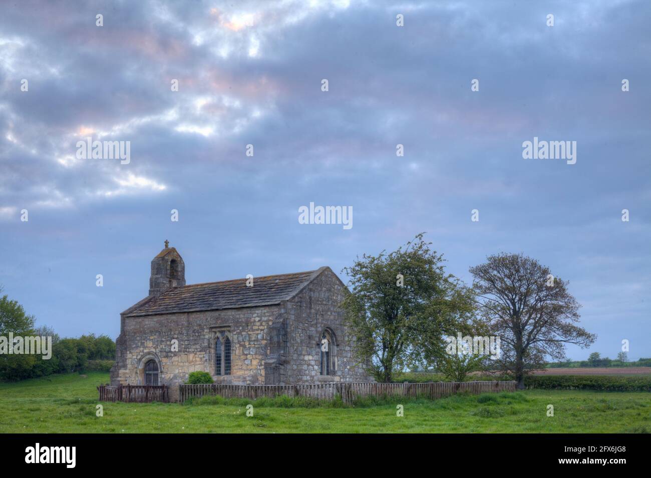 Die alte kleine Kirche auf dem Gelände des Dorfes Lead.on Towton Moor, wo die größte Schlacht auf englischem Boden jemals gekämpft wurde. Stockfoto