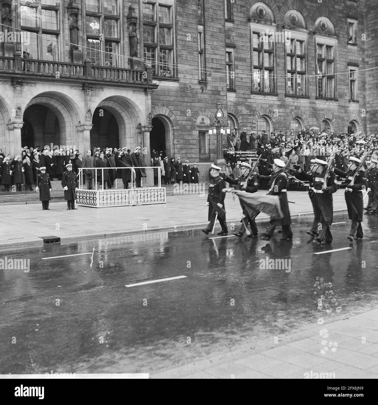 Prinz Bernhard bei der Parade des Marine Corps vor dem Rathaus in Rotterdam, anlässlich des 300. Jahrestages des Corps, 9. Dezember 1965, Rathäuser, Marines, Militärparaden, Niederlande, Presseagentur des 20. Jahrhunderts, Foto, Nachrichten zu erinnern, Dokumentarfilm, historische Fotografie 1945-1990, visuelle Geschichten, Menschliche Geschichte des zwanzigsten Jahrhunderts, Momente in der Zeit festzuhalten Stockfoto