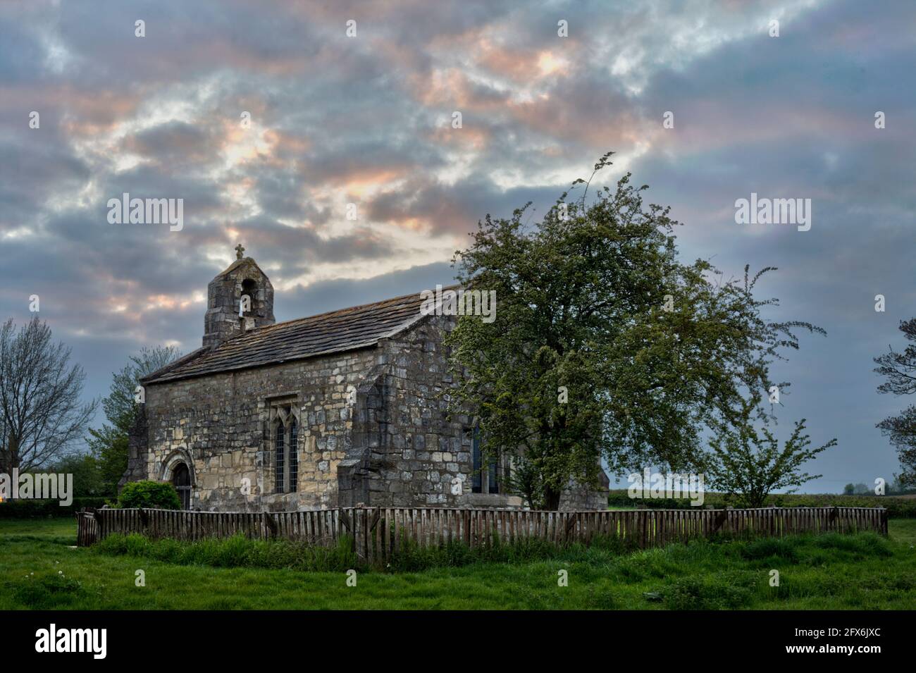 Die alte kleine Kirche auf dem Gelände des Dorfes Lead.on Towton Moor, wo die größte Schlacht auf englischem Boden jemals gekämpft wurde. Stockfoto