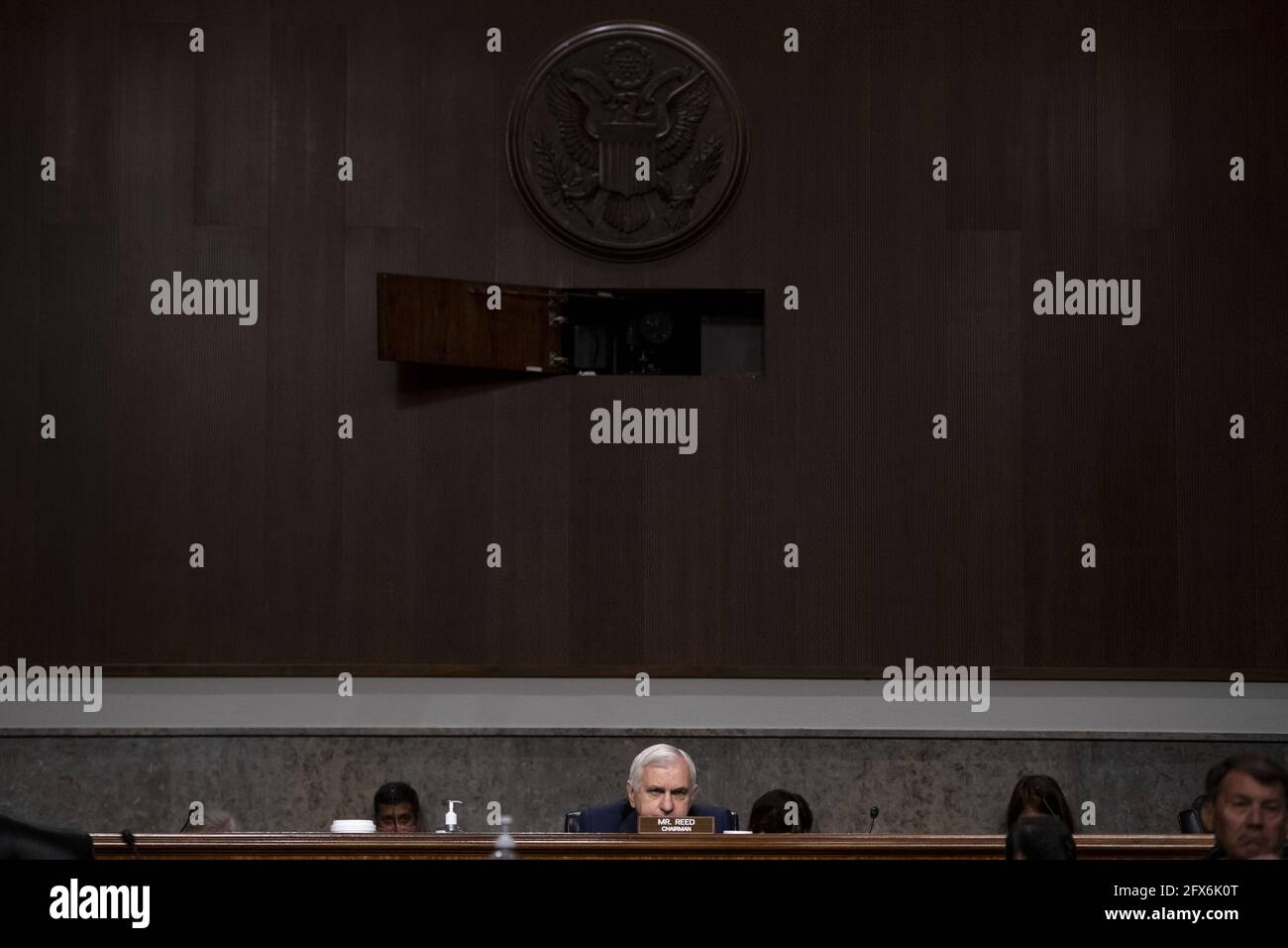 Der US-Senator Jack Reed (Demokrat von Rhode Island), Vorsitzender des US-Senatsausschusses für bewaffnete Dienste, hört das Zeugengremium während einer Anhörung des Senatsausschusses für die Nominierungen bewaffneter Dienste im Dirksen Senatsbüro in Washington, DC, USA, Dienstag, den 25. Mai, 2021. Foto von Rod Lampey/CNP/ABACAPRESS.COM Stockfoto