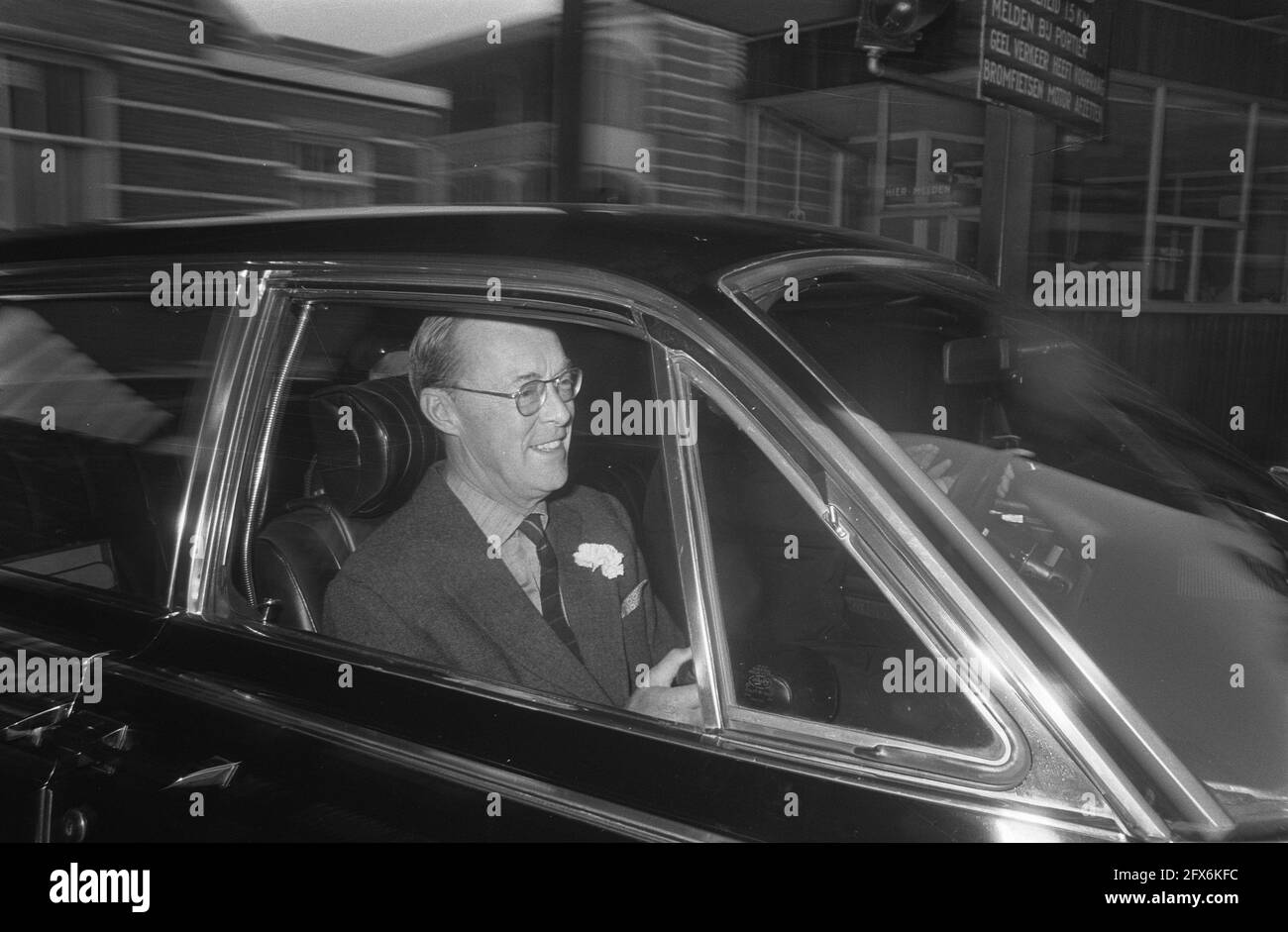 Prinz Bernhard verlässt Krankenhaus im Auto, 12. Oktober 1969, Autos, Krankenhäuser, Niederlande, Presseagentur des 20. Jahrhunderts, Foto, Nachrichten zum erinnern, Dokumentarfilm, historische Fotografie 1945-1990, visuelle Geschichten, Menschliche Geschichte des zwanzigsten Jahrhunderts, Momente in der Zeit festzuhalten Stockfoto