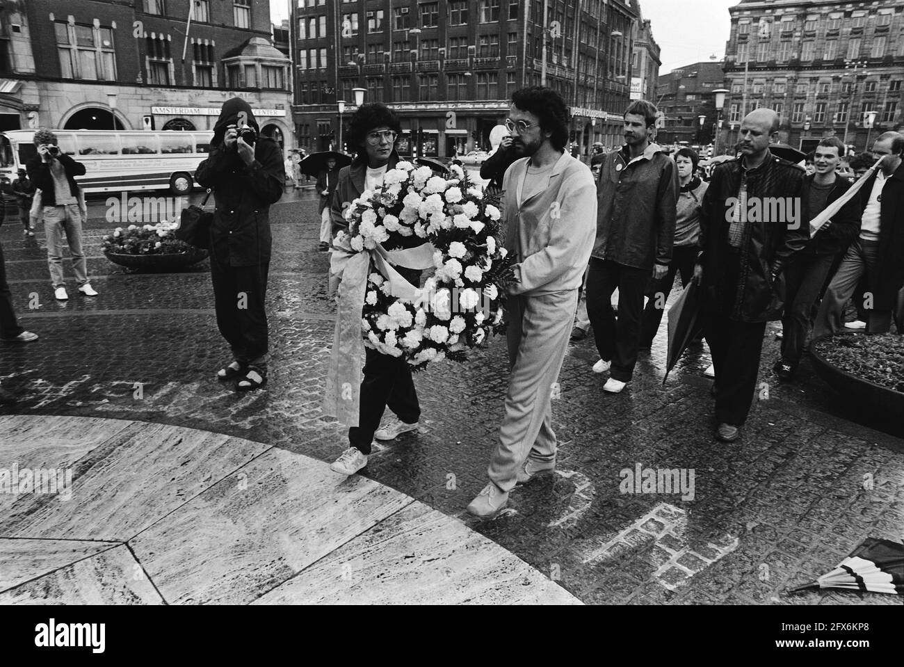 Gay Liberation Day in Amsterdam; Kranzniederlegung am Nationaldenkmal am Dam-Platz, 28. Juni 1980, Kranzniederlegung, Niederlande, 20. Jahrhundert Presseagentur Foto, Nachrichten zu erinnern, Dokumentarfilm, historische Fotografie 1945-1990, visuelle Geschichten, Menschliche Geschichte des zwanzigsten Jahrhunderts, Momente in der Zeit festzuhalten Stockfoto