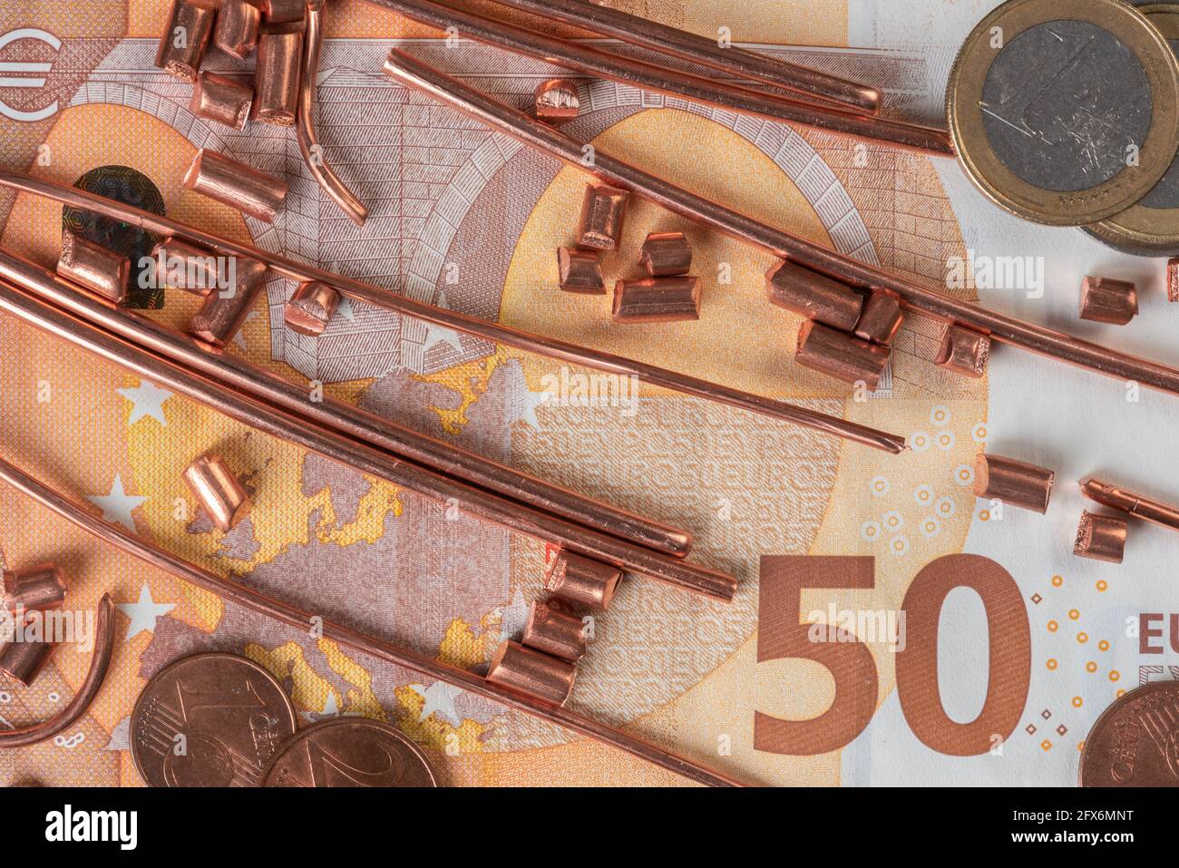 50-Euro-Banknote, Münzen und Schrott von Kupferdraht Draufsicht, Handel und Investitionen in Rohstoffe Konzept Stockfoto