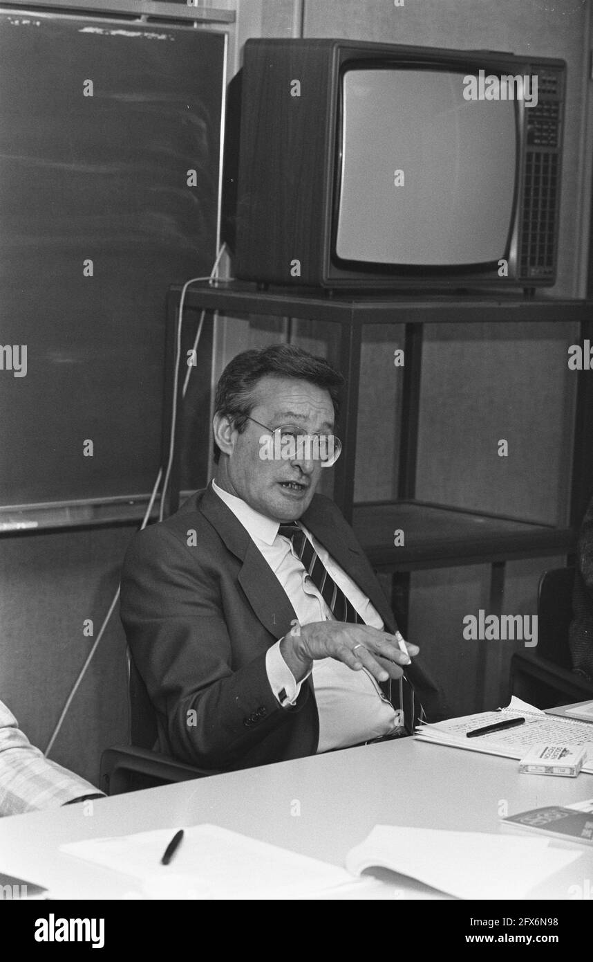 Ed van Westerloo, Leiter des NOS-Fernsehens, während einer Pressekonferenz in Hilversum über die Programme 1986-1987, 18. September 1986, Pressekonferenzen, 20. Jahrhundert Presseagentur Foto, Nachrichten zu erinnern, Dokumentarfilm, historische Fotografie 1945-1990, visuelle Geschichten, Menschliche Geschichte des zwanzigsten Jahrhunderts, Momente in der Zeit festzuhalten Stockfoto