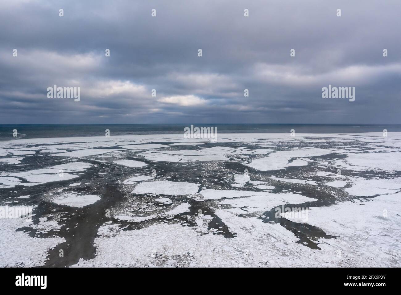 Arktische Tundralandschaft im Norden Kanadas am Ufer der Hudson Bay von der Stadt Churchill, Manitoba. Aufgenommen aus einem Hubschrauber mit Antenne. Stockfoto