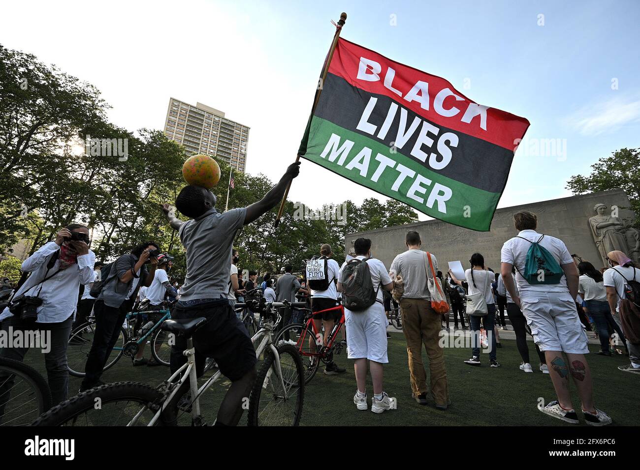 New York Usa Mai 2021 Ein Mann Balanciert Einen Ball Auf Seinem Kopf Wahrend Er Am 25 Mai 2021 In Cadman Plaza Im Stadtteil Brooklyn In New York City Ny Eine Black